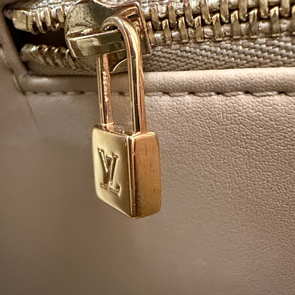 Louis Vuitton Vernis Houston w/authentic Louis Vuitton bag charm - Picture 7 of 17